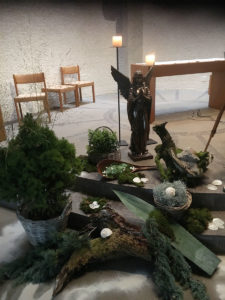 Engel mit Blumen und Kerzen