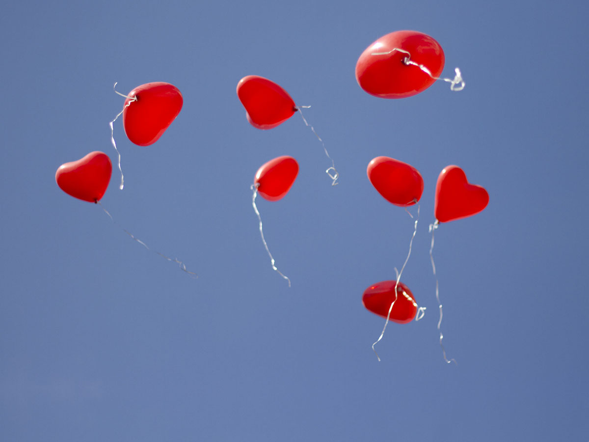 Ballons die in den Himmel steigen