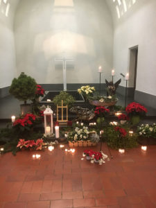 Blumenschmuck in Kapelle