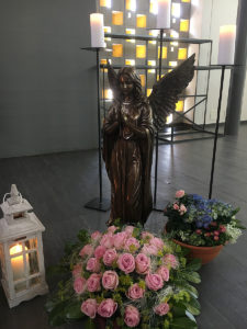 Engel mit Blumenschmuck in Kapelle