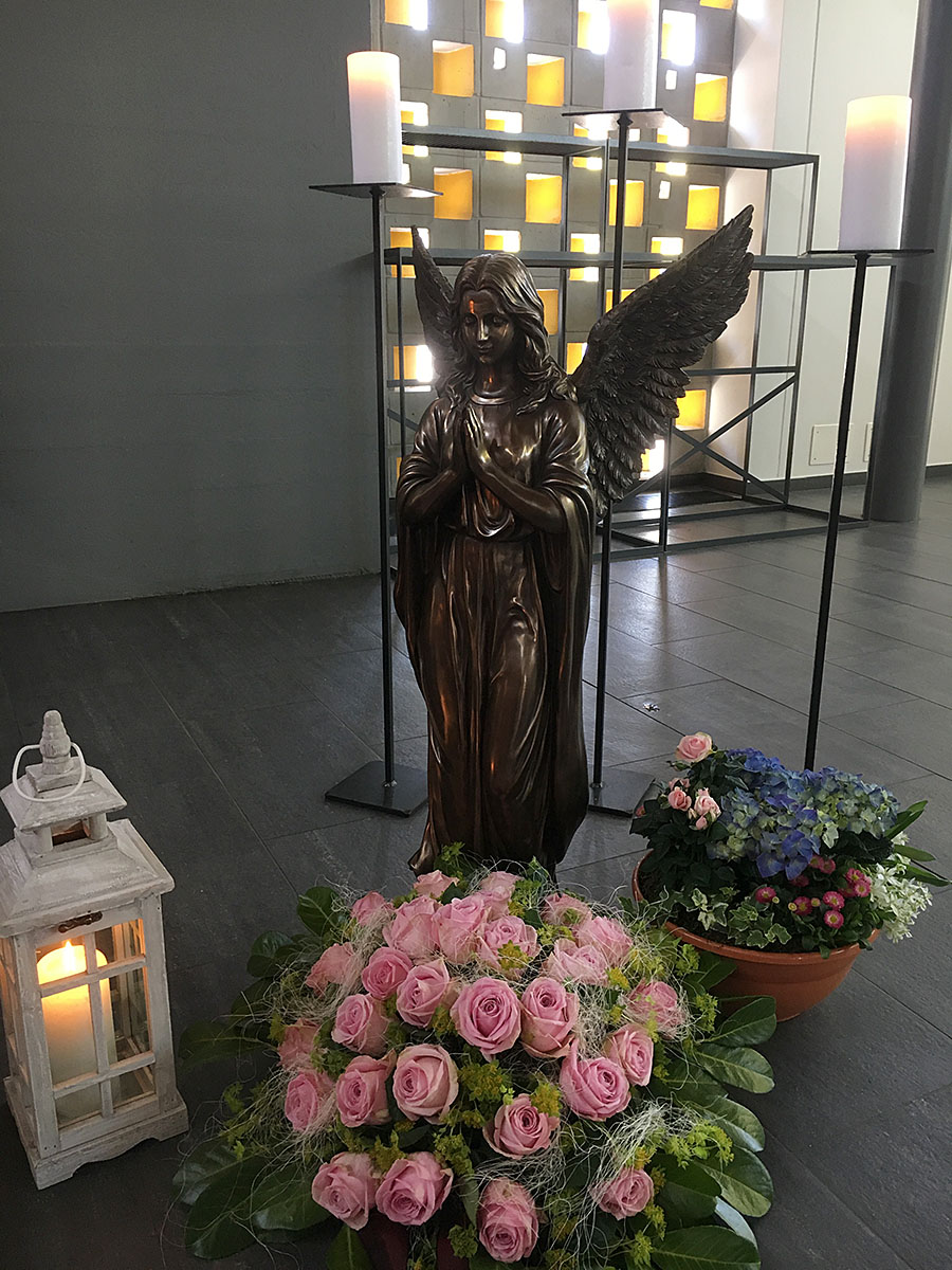 Engel mit Blumenschmuck in Kapelle