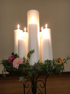 Acht Kerzen in Blumenschale